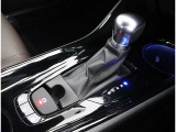 親しみやすいシフトです。 坂道や信号の多い日本では操作が簡単でいいです。 シフトチェンジしやすい所に配置されているので操作し易いですよ。
