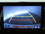 バックガイドモニター付き。車両後方の映像をナビ画面に表示し、駐車などの後退操作をサポートします。
