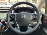 手になじみやすい形状で、運転姿勢に合わせて握りやすいステアリングです。両側にスイッチが配置され、視線を大きく動かさずに各種機能へアクセスしやすい点も魅力です。