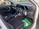 高いホールド性で運転姿勢が安定します。長距離ドライブでも疲れにくいのが魅力です。快適なドライビングライフをお送りください♪