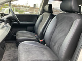 前席は座面と背もたれにゆとりがあり、運転席側からも助手席側からも視界を確保しやすい配置です。落ち着いた色合いの車内で、日々の移動を快適に過ごせる空間となっています。