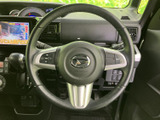ステアリングには複数のスイッチが配され、運転姿勢を保ちながら機能を選べるつくりです。各ボタンが左右にまとまっており、視線を大きく動かさずに確認しやすい配置。日々の運転を便利にサポートします。