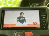 テレビ映像を表示できるモニターを備えています。停車中の休憩時間などに番組を視聴でき、お出かけ先で過ごすひとときにも活用いただける便利な装備です。