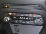 【オートエアコン】車内温度を感知して自動で温度調整をしてくれるのでいつでも快適な車内空間を創り上げます!どの席に座っても快適なドライブが楽しめます♪