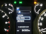 【レーンディパーチャーアラート】道路上の白線(黄線)をカメラで認識し、ドライバーがウインカー操作を行わずに車線を逸脱する可能性がある場合、ブザーとディスプレイ表示により注意を喚起サポートします。