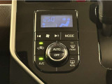 お好みの温度に設定すれば、車内の温度を検知し自動で調整してくれるオートエアコン!暑い、寒いと何度もスイッチを操作しなくても済みます☆☆