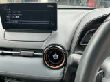 オート式エアコンは操作性が良好です。運転席と助手席にはシートヒーターが装備されており、座面と背もたれをすばやく温め、寒い時期にも快適な運転環境を提供します。