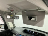 【サンバイザー】車内で身だしなみを整えるためのバニティミラーがセット。お化粧直しや髪型のチェックに活用できます。