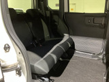 後席は座面が広く、足元にもゆとりを感じられる空間です。乗り降りの際にも開口部が大きく、同乗者が落ち着いて過ごせる車内となっています。