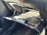【グローブボックス】大容量のグローブボックスです!!車検証ケース他、日頃使う小物類の収納スペースもたくさんあります!