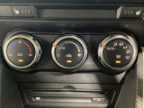 空調スイッチ類は最近流行のタッチパネル式ではなく、運転中でも直感的に操作できるダイヤル式を採用しております。