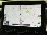 道路や周辺施設が地図上に表示され、現在地周辺の道順を確認しやすい画面です。縮尺表示や現在時刻も見られ、目的地までの移動を日常のお出かけでサポートします。