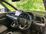 運転席まわりはメーターやナビ画面が見やすい位置にまとまり、前方を確認しながら運転に集中しやすい空間です。手の届きやすい位置に各種スイッチも配置されています。