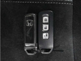 ◆スマートキー◆カギをバッグやポケットに入れたままでもドアロックの開閉ができる『スマートキー』付き!雨天や暗くなってもカギを取り出す必要がなくドアの開錠&エンジンも始動できます