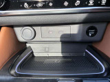 エアコン操作部の下にはワイヤレス充電器や電源ソケットがございます(*^^*)
