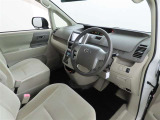 シンプルで使いやすいデザインの運転席です。