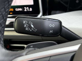 左ウィンカーレバー。国産車とは異なる配置ですが操作は直感的。使っていくうちに自然と手に馴染みます(自動点滅3回機能付)