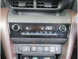 【オートエアコン】1年中快適な室内を提供!車内温度を設定すると、風量を自動で調整してくれます。