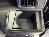 【運転席ドリンクホルダー】