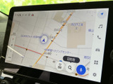 地図が大きく表示され、現在地や周辺の道路を画面上で確認できます。目的地検索や登録などの表示もあり、行き先の設定を画面から進められるのが便利です。