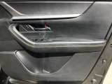 運転席のパワーウィンドウスイッチとトリムデザインです。