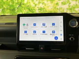 画面上に機能がアイコンで並び、利用したい項目を見つけやすい構成です。音楽や接続関連などのメニューをまとめて確認でき、日々の車内で便利に活用いただけます。
