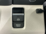 わずかな力で簡単に操作出来る電動パーキングブレーキ、信号待ちや渋滞時などブレーキを踏み続ける場合に比べて足腰の疲労が軽減されるオートブレーキホールド付きです!