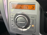 【オートエアコン】一度お好みの温度に設定すれば、車内の温度を検知し風量や温度を自動で調整。暑い&hellip;寒い&hellip;と何度もスイッチ操作をする必要はありません。快適な車内空間には必須の機能ですね♪