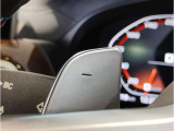 【ルームミラー一体型ETC車載器】ルームミラーの裏側に目立たない様に配置されたETCカード挿入口。スタイリッシュ且つ機能的なものとなっております。