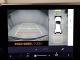 パノラミックビューモニターを装備。駐車場や交差点でクルマを真上から見るように周囲を確認できます。機能の詳細は販売店スタッフまでおたずねください。