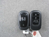 【スマートキー装備】 キーを差し込む必要が無いので、キーは持ってるだけでエンジン始動できます。