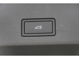 【パワーテールゲート(挟み込み防止機能付き】&rdquo;Easy Open機能付き)。荷物の出し入れに便利な機能です。
