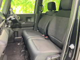 前席は座面が広く、落ち着いた色合いのシートが車内に馴染みます。運転席まわりまで見通しやすく、前席に座る方もゆったりと過ごしやすい空間です。