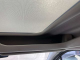 サンバイザー上部にも収納スペースあります。