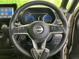 ステアリングには複数のスイッチが配置され、手元から車両の各種機能を扱えます。メーターや周囲の表示を確認しながら使いやすく、日々の運転をサポートする装備です。