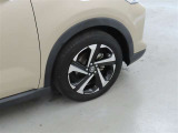 装着タイヤサイズは、195/60R17です。純正アルミホイールを装着しております。