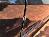 運転席ドアの淵に小傷がございます。