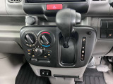 操作が簡単なシフトレバーですのでストレスなく運転が出来ますよ!エアコンはダイヤル式のマニュアルエアコンです!