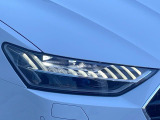 ●LEDハイビームが多数独立で存在し、ハイビーム時に対向車や前方を走る車の部分をロービームに切り替えが可能!!シーケンシャルウインカーも装備!!