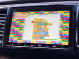 テレビ番組を表示できる画面を備えており、停車中に映像を楽しみたいときに便利です。見やすい画面で車内での待ち時間も過ごしやすく、日常のさまざまな場面で活用できます。