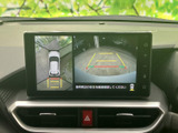 車両周辺を複数の視点で確認でき、後方には進行方向の目安線も表示されます。駐車時や狭い場所での取り回しに役立ち、周囲を確認しながら落ち着いて操作できます。