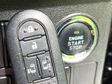 【キーフリーシステム】カバンやポケットに入れたままでもドアの施錠・解錠が可能なスマートキーを装備。エンジンのオン・オフ時もカギを取り出す必要が無いからとっても便利です♪