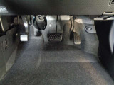 この車輌の清掃風景です!!シートを取り外して徹底洗浄!!細かなほこりやしみついた汗など、前使用者の痕跡を除去します