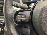 ステアリングにオーディオ操作スイッチが付いています。オーディオ画面に直接タッチしなくても操作が出来ますので、運転に集中できます。