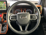 手元には複数のスイッチがまとまり、運転姿勢を大きく変えずに各種機能を扱いやすい配置です。メーターや周辺の表示も視界に収まり、日々の運転中に必要な情報や操作へ意識を向けやすくなっています。