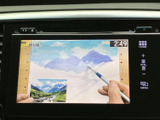テレビ番組の映像を画面で楽しめる装備です。停車中の休憩時間などに映像を視聴でき、画面表示も見やすくまとまっています。くつろぎのひとときにご活用ください。
