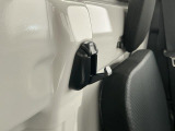 【フック】フックの用途は様々。手荷物のバッグや買い物袋、ビニール袋をぶら下げてゴミ箱にしても良いですね♪