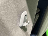 運転席&助手席の背面についたユーティリティフックには荷物がサッと掛けられます。