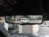 車体に装備したカメラによる後方映像が、ルームミラーに映し出されます。後席に人が座っていても、ラゲッジスペースに荷物を満載していても、車両後方の様子をはっきりと確認できます。