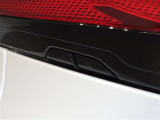 パワーバックドアを装備しています。開閉スイッチは車両側面両側に配置、後ずさりすることなく開閉できます。